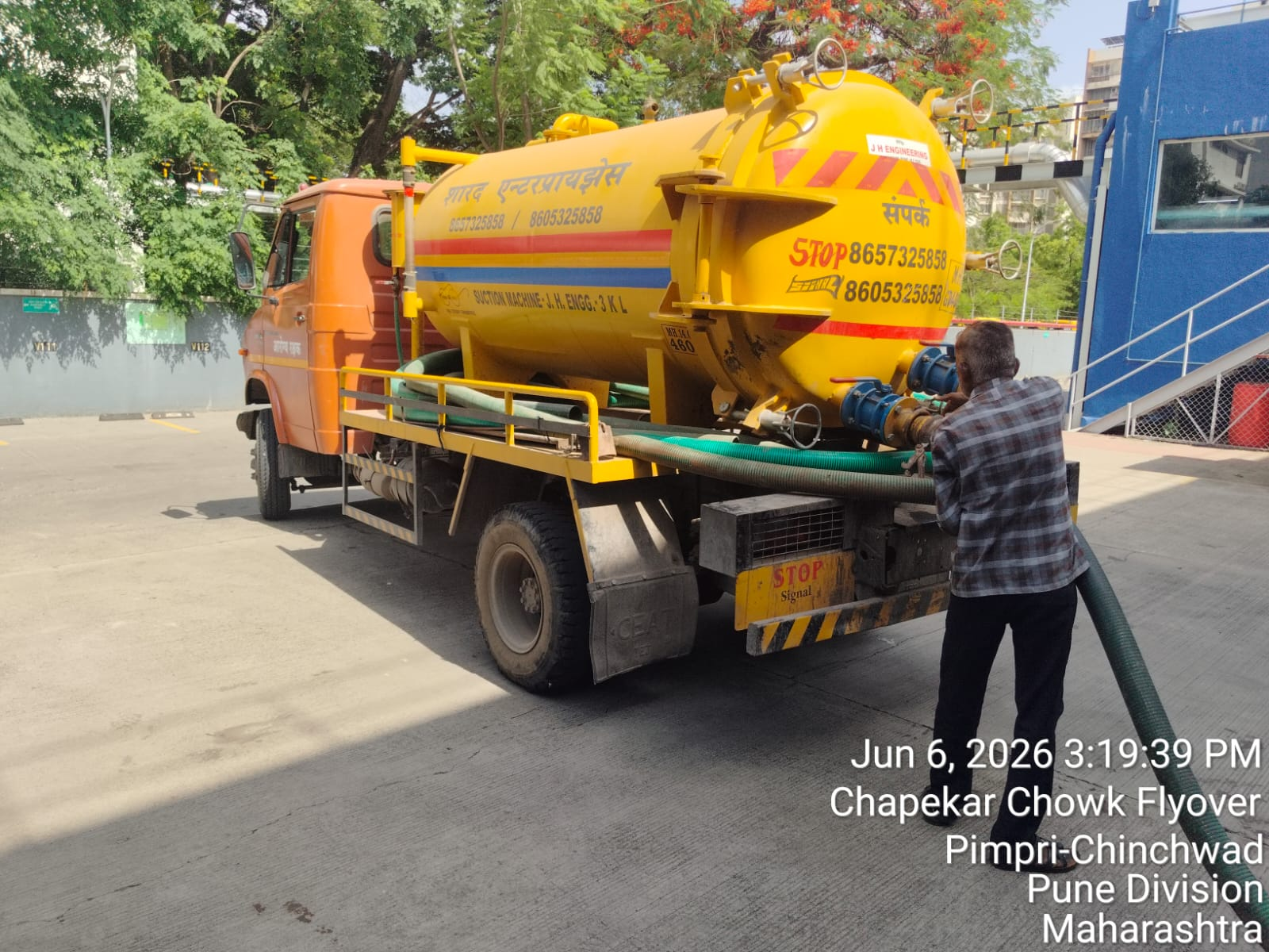 SHARAD vacuum tanker positioned at a site